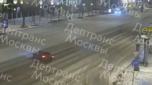 Автомобиль вылетел на встречку и врезался в электробус на Садовом кольце