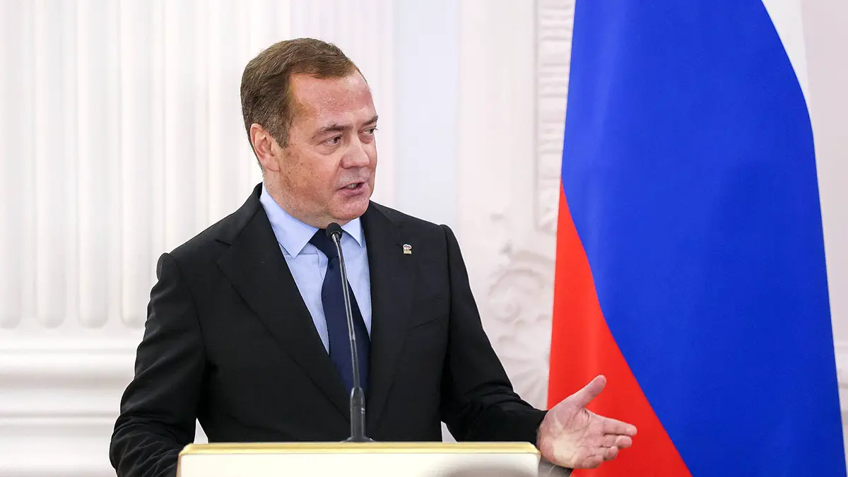 Медведев: МРОТ в 2026 году почти на треть превысит прожиточный минимум