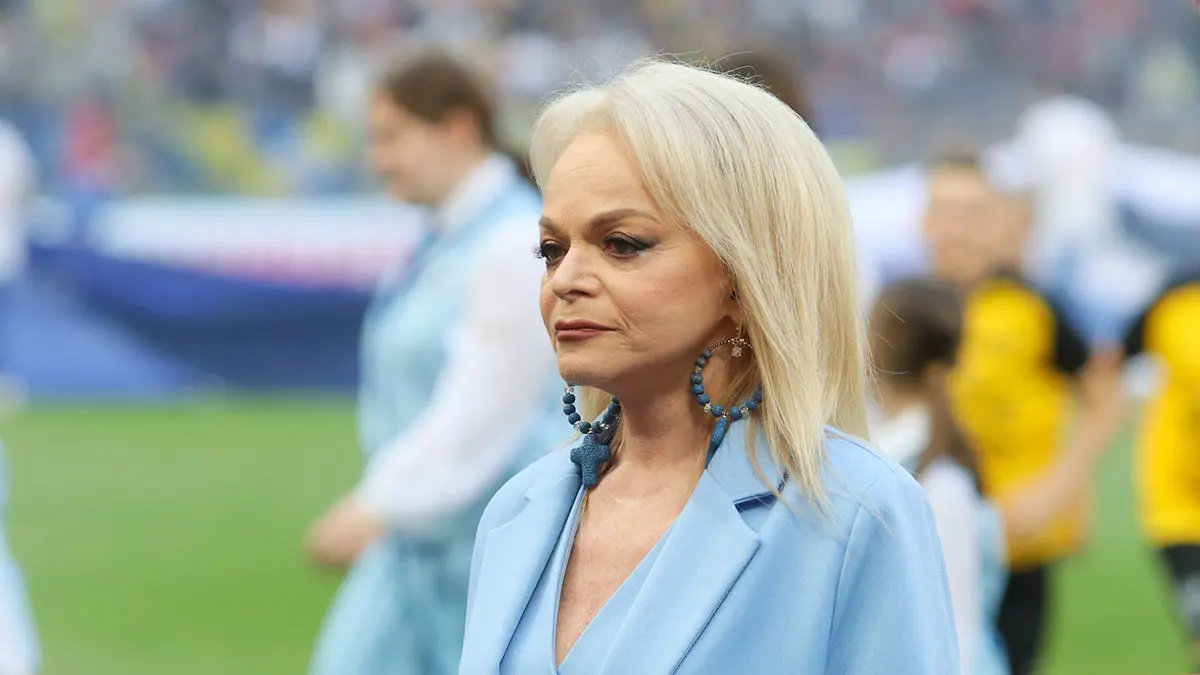 Лариса Долина еле сдержала слезы на концерте из-за скандала с квартирой