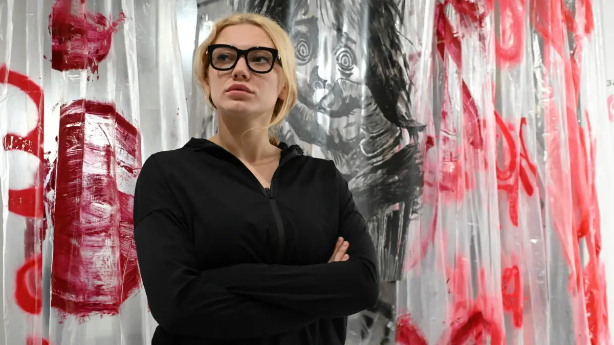 Куратор выставки «Только не говори маме», основательница арт-пространства Линда Лазутина показывает экспозицию