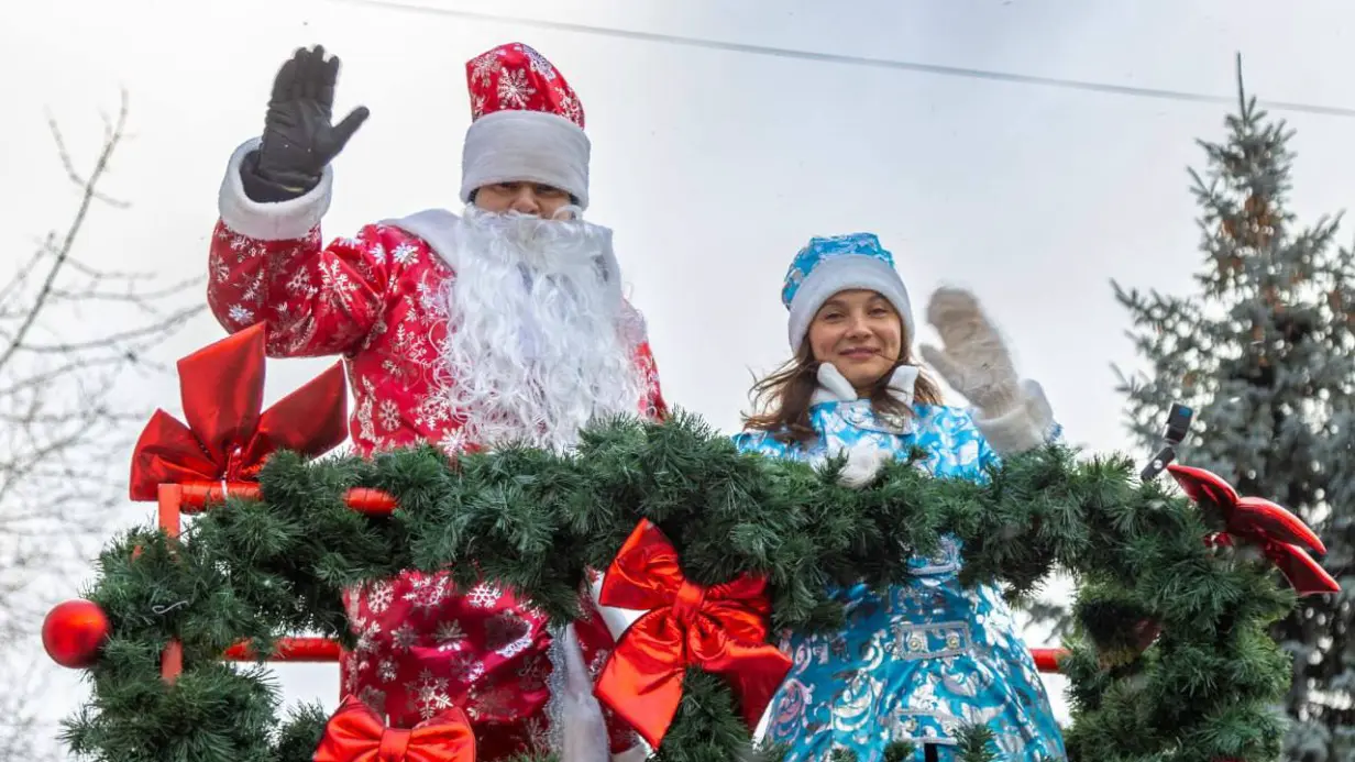 Деды Морозы и Снегурочки поздравили пациентов РДКБ с Новым годом