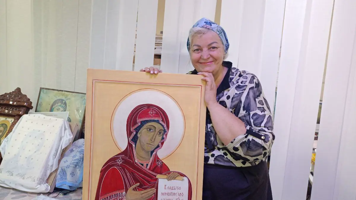 Автор проекта «Иконопись — колыбель культурного наследия и выбор Донбасса» Ольга Дригода с одной из икон, которую она написала
