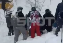 Туристы в Сочи спасли ребенка из-под снежной лавины на Красной Поляне turisty v sochi spasli rebenka izpod snezhnoj laviny na krasnoj polyane-dmvv-ru-0