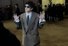 Марк Эйдельштейн удивил публику Saint Laurent на показе в Париже mark ejdelshtejn udivil publiku na pokaze v parizhe-dmvv-ru-0