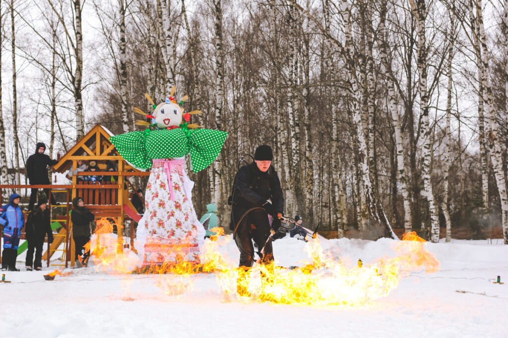 Чучело Масленицы зимой