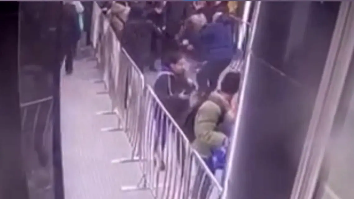 Появилось видео, как мужчина ударил бутылкой подростка в московском метро