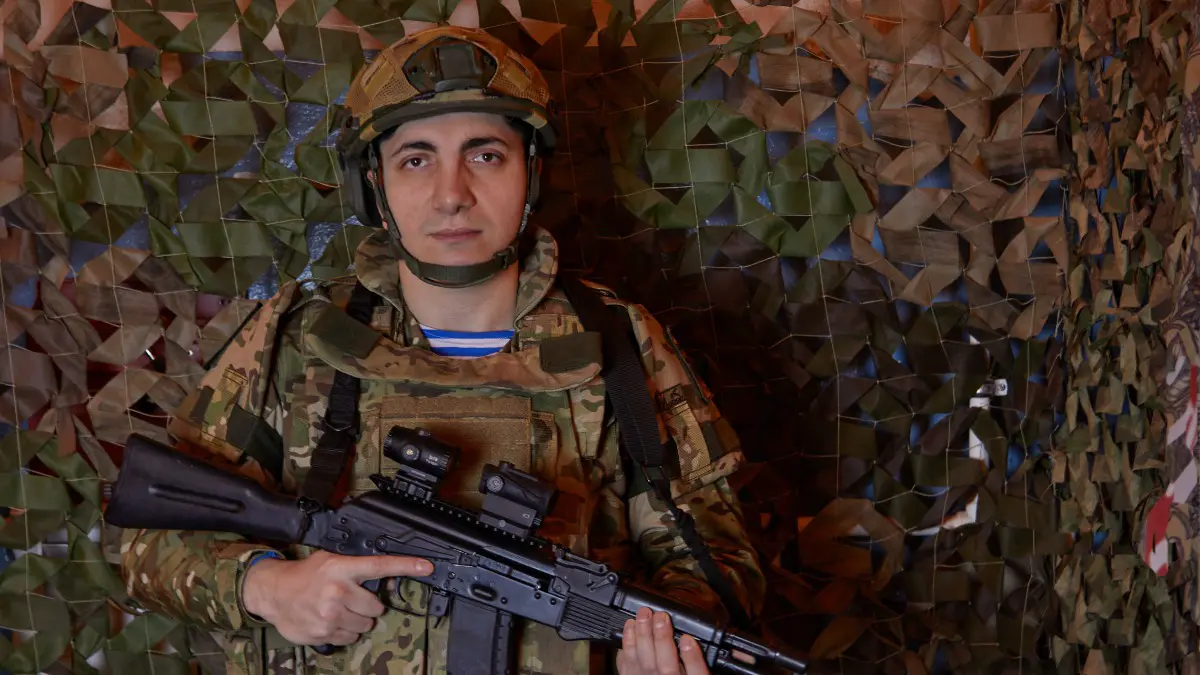 Старший ординатор отделения анестезиологии и реанимации 39-го отдельного гвардейского медицинского отряда, офицер ВДВ Али Мурадалиев на учениях отрабатывает навыки обращения с оружием, чтобы быть готовым к любому варианту развития событий на передовой