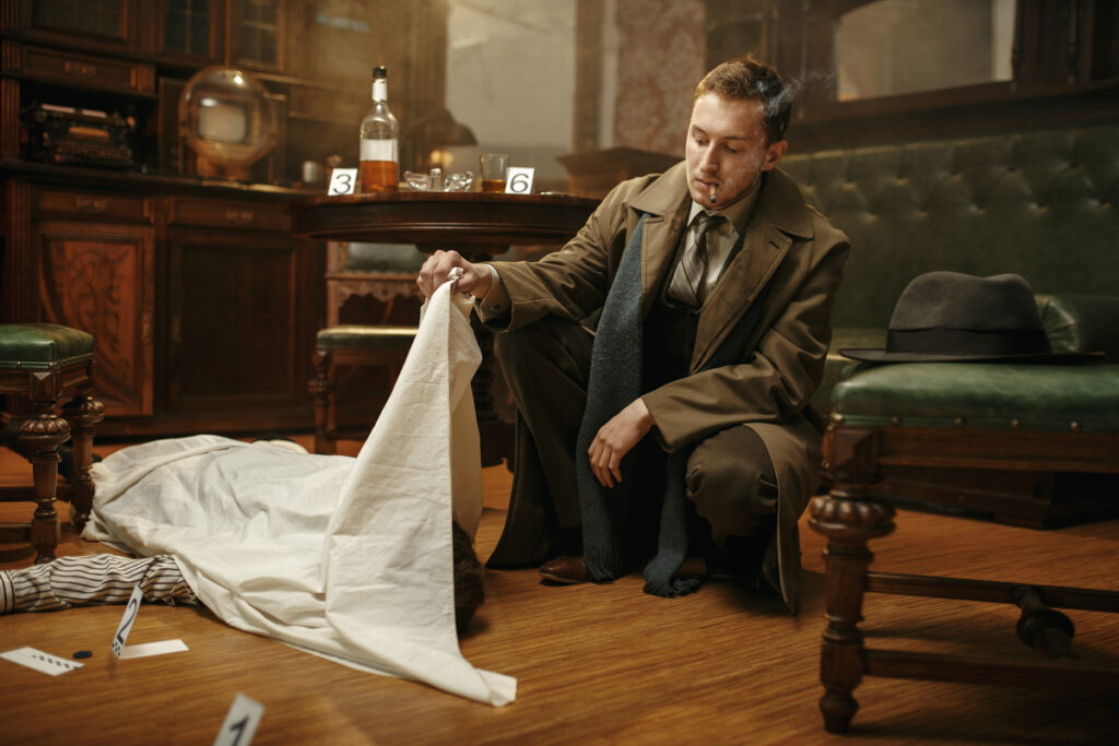 Детектив осматривает тело жертвы на месте преступления