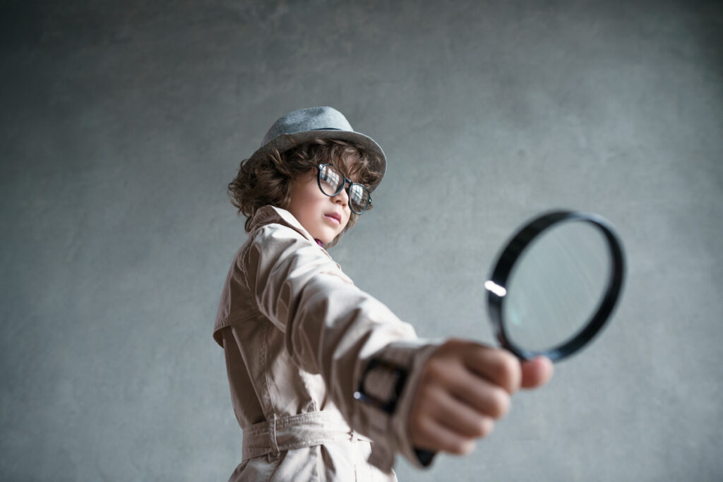 Детектив-подросток с лупой