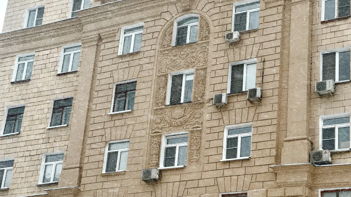 На востоке столицы после капитального ремонта преобразился жилой дом 1955 года постройки, возведенный в стиле советской неоклассики