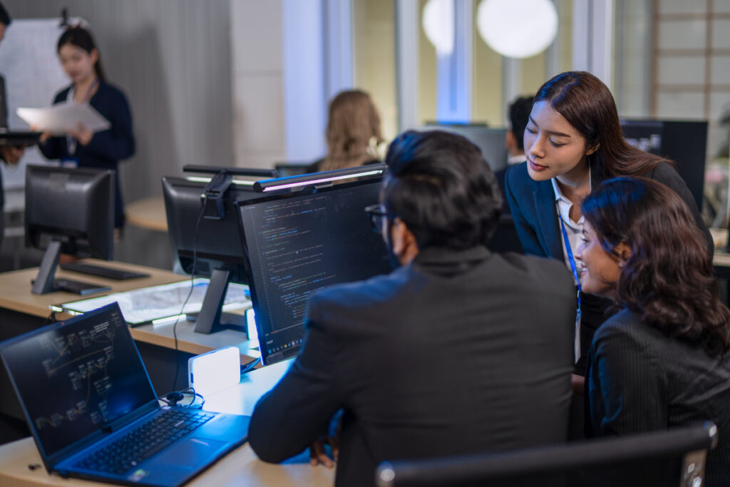 Группа программистов пишет код в офисе