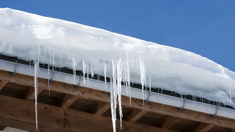 В Ижевске три женщины пострадали от падения наледи с крыш