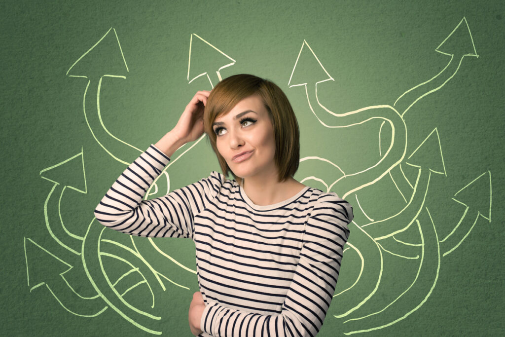 Молодая студентка с задумчивым выражением лица