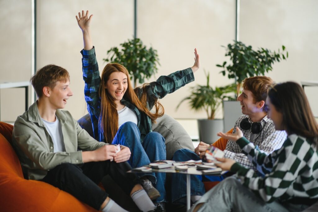 Молодёжь проводит время вместе