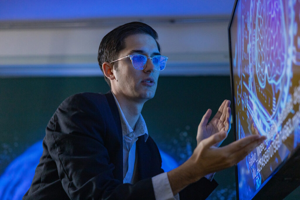 Мужчина изучает данные на экране в офисе