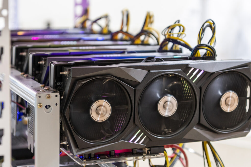 На алюминиевой раме установлены сложенные друг на друга видеокарты