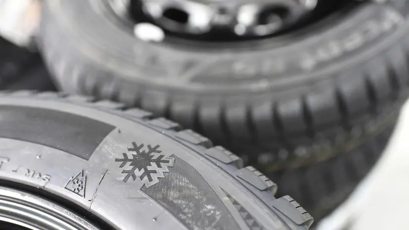 Автоэксперт Погуляев назвал ошибкой хранение зимних шин на балконе