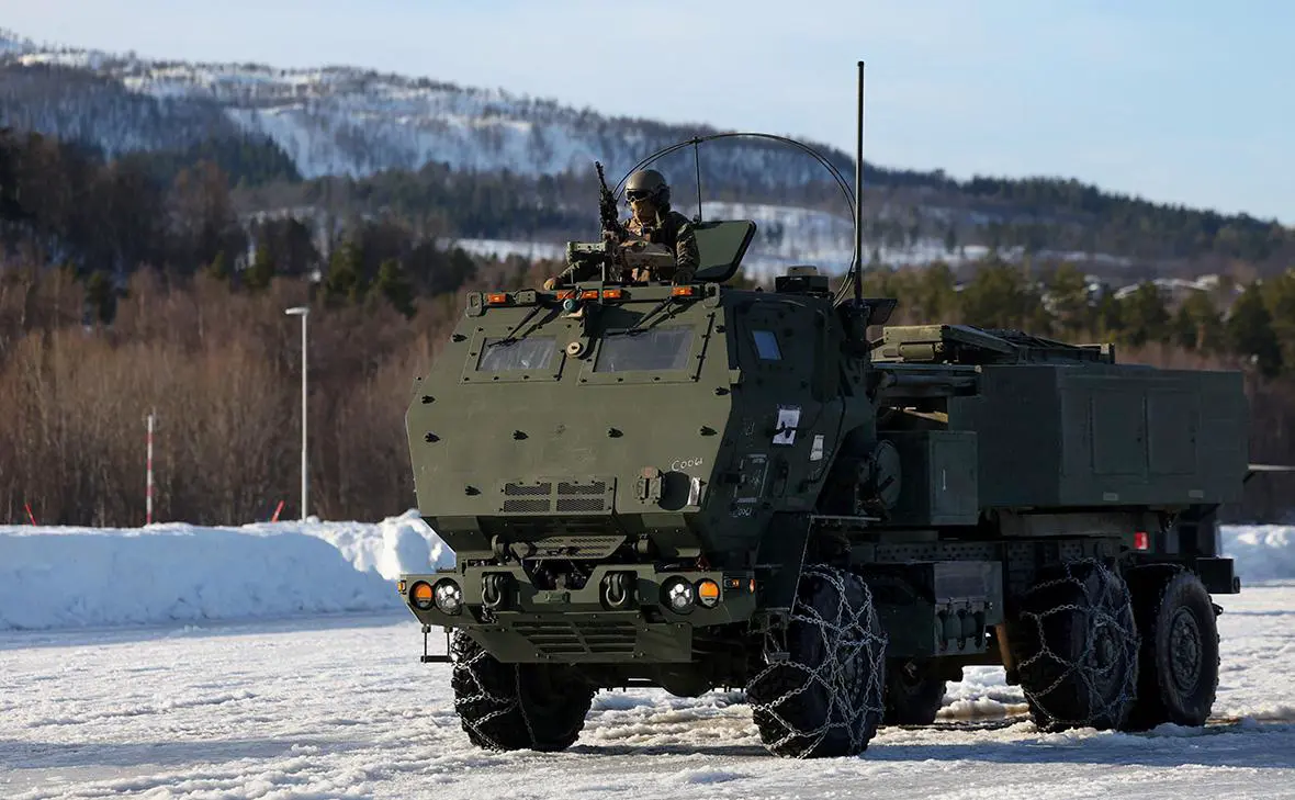 Бронемашина высокомобильной артиллерийской ракетной системы (HIMARS) демонстрируется во время военных учений НАТО Холодный ответ 2026 в Сетермуэне, Норвегия, 12 марта 2026 г. (Bernadett Szabo / Reuters)