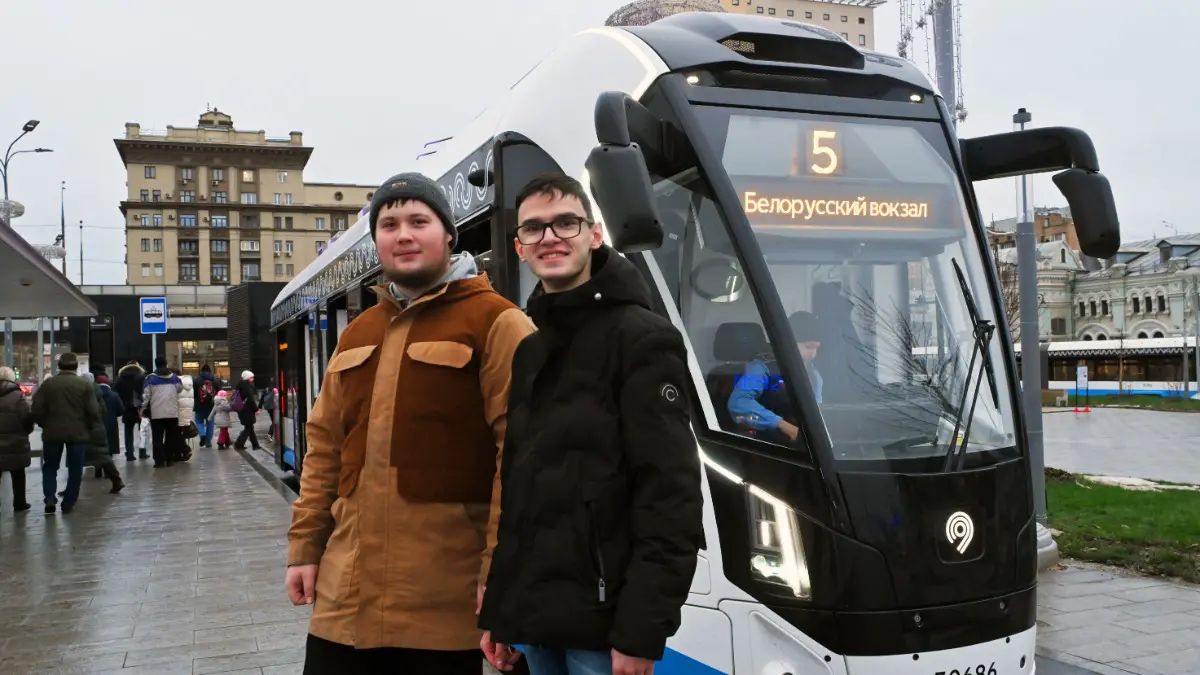 Пассажиры трамвая «Львенок-Москва» Артем Рыков и Алексей Мкртычян у станции метро «Рижская»