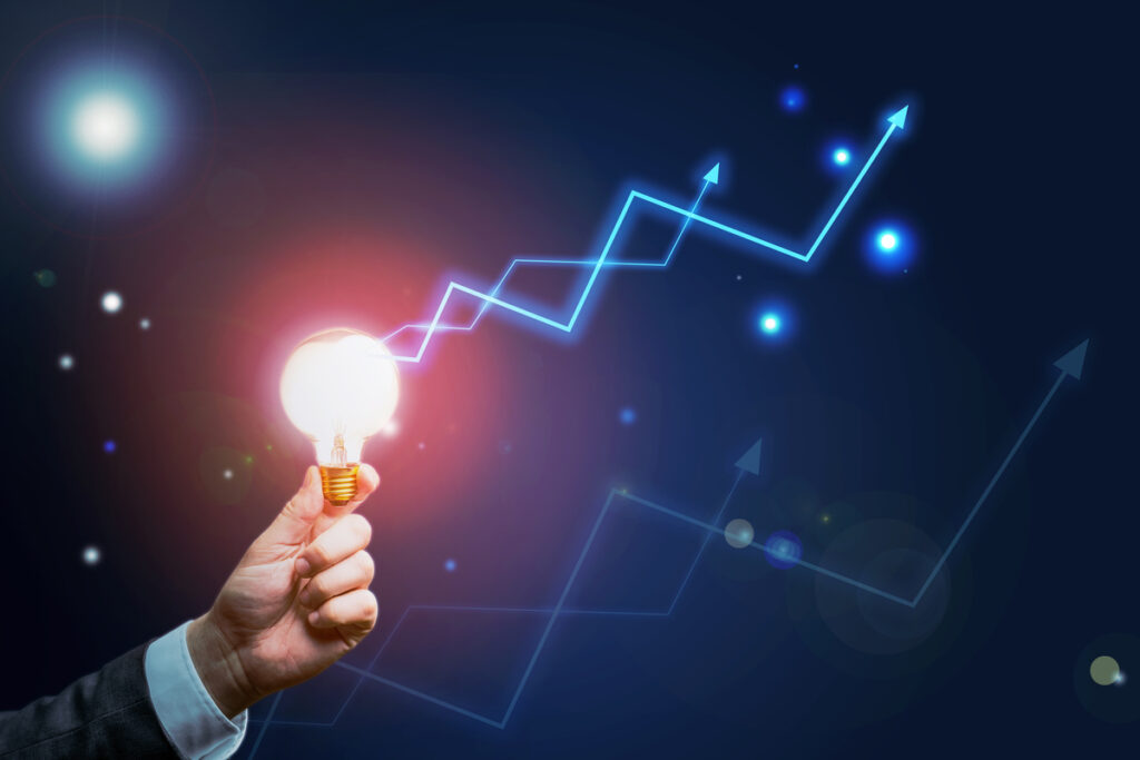 Рука человека, держащая светящуюся лампочку