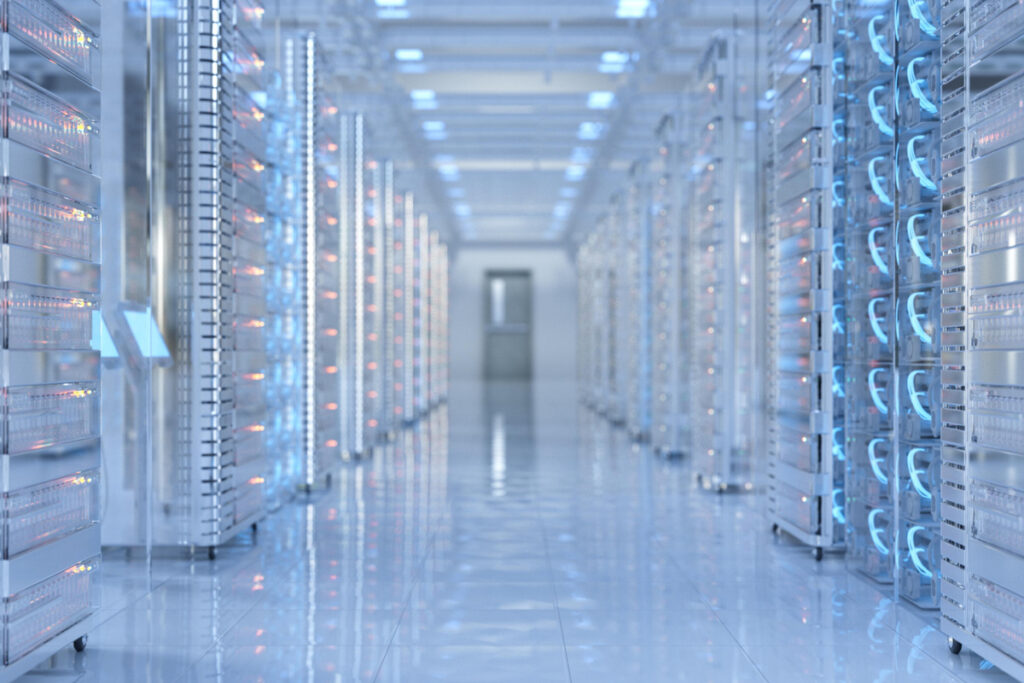 Вид на длинный коридор дата-центра