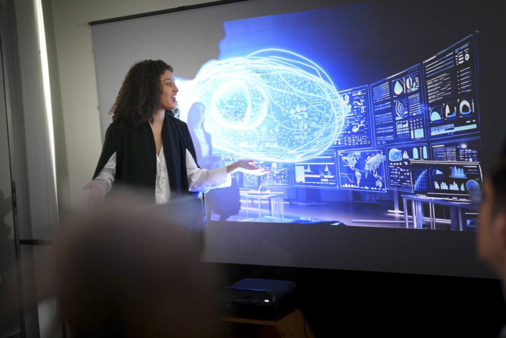 Женщина выступает с презентацией