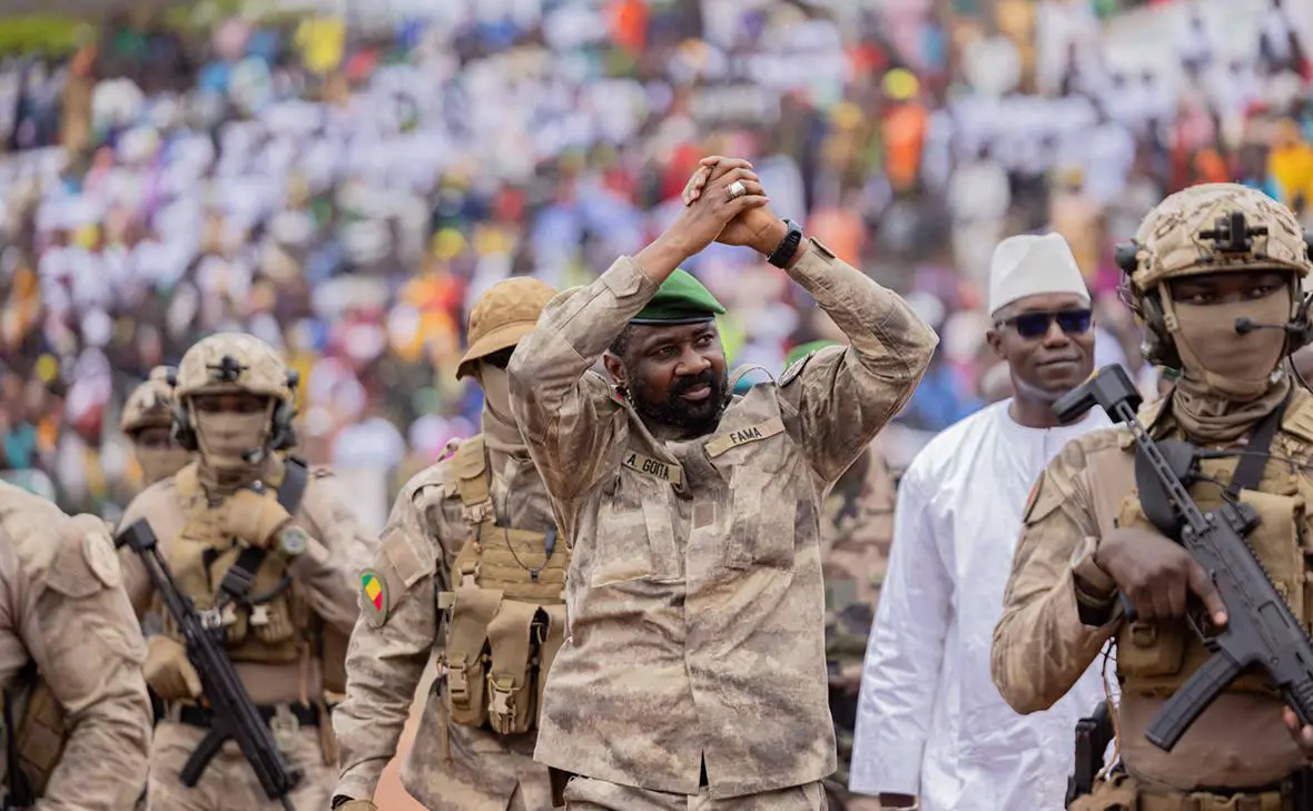 Ассими Гоита (в центре) (assimi.goita.ml)