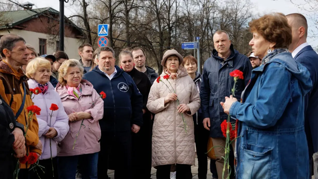 Депутат Госдумы Евгений Попов принял участие в памятной акции в честь годовщины со дня рождения Михаила Хруничева на западе Москвы