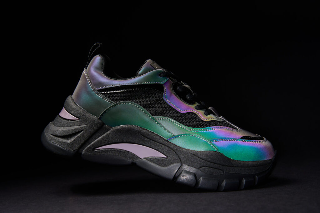 Массивные переливающиеся кроссовки