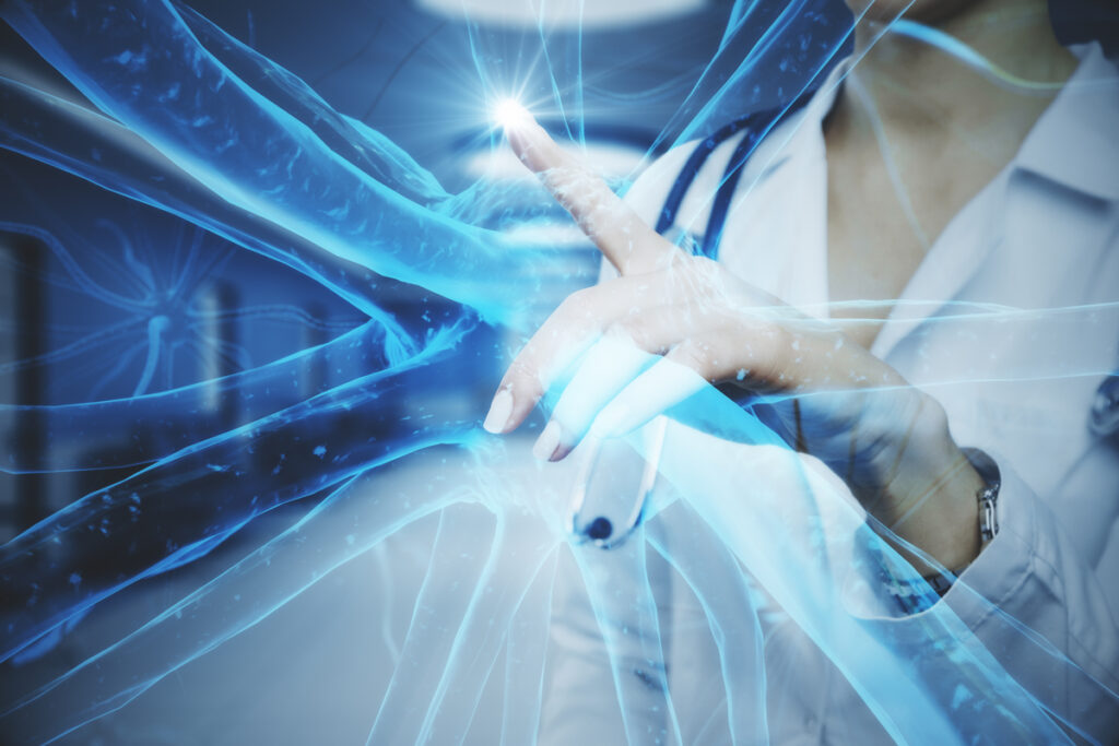 Медицинский работник изучает визуализацию медицинских данных