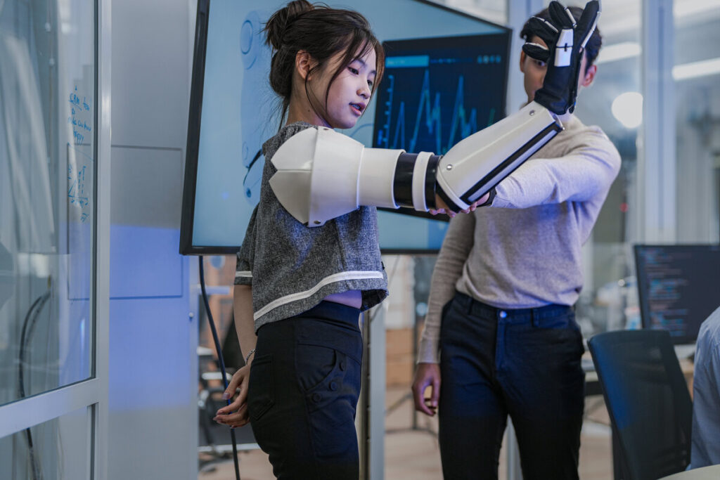 Молодые ученые испытывают роботизированную руку в современной лаборатории