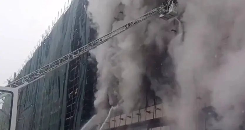 Пожарные ликвидировали открытое горение на стройке в Москве