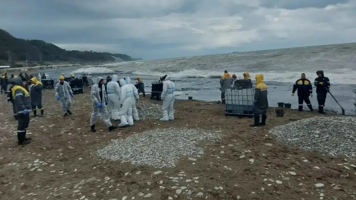 Группировку по ликвидации разлива нефтепродуктов в Туапсе увеличили до 360 человек