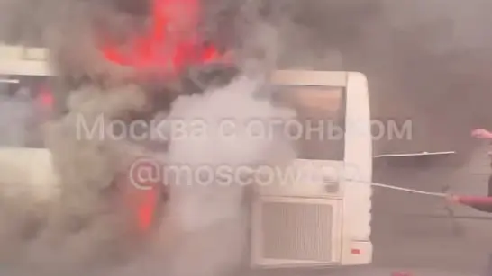 Автобус загорелся на МКАД, движение затруднено