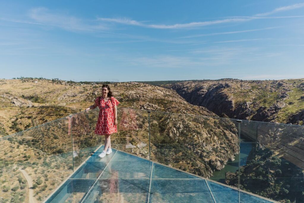 Женщина стоит на современной стеклянной платформе