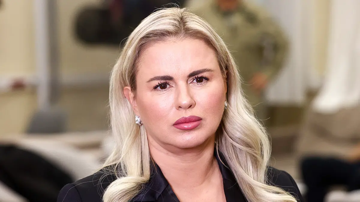 «Кусок пальца отвалился»: Анна Семенович попала в травмпункт из-за травмы руки