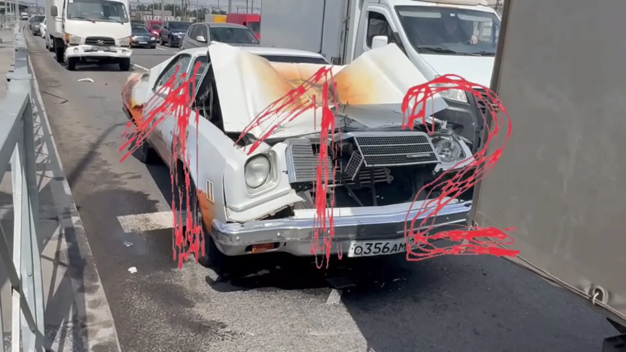Блогер-миллионник Рязанцев попал в ДТП на ретроавтомобиле Chevrolet в Петербурге