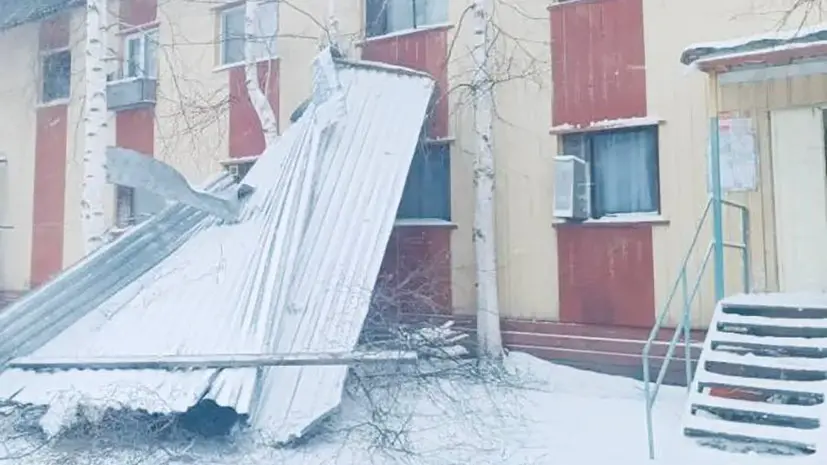 В ХМАО прокуратура начала проверку после срыва кровли дома из-за сильного ветра