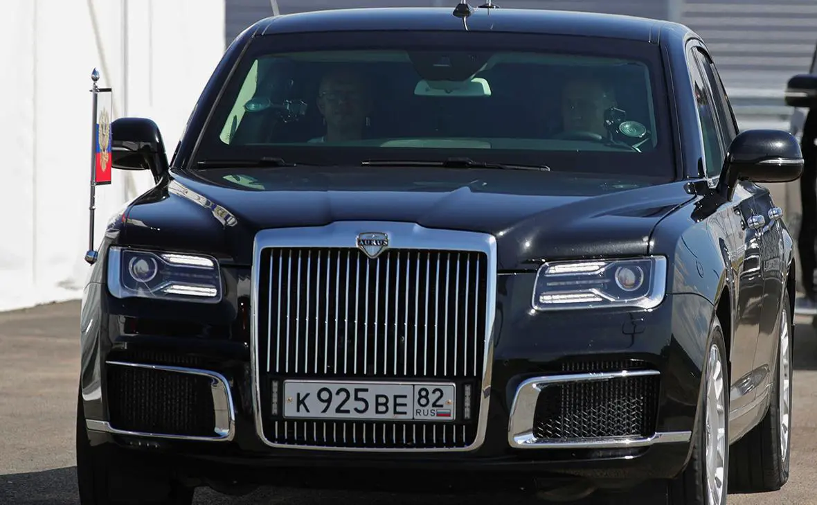Владимир Путин за рулем автомобиля Aurus Senat (Михаил Климентьев / ТАСС)