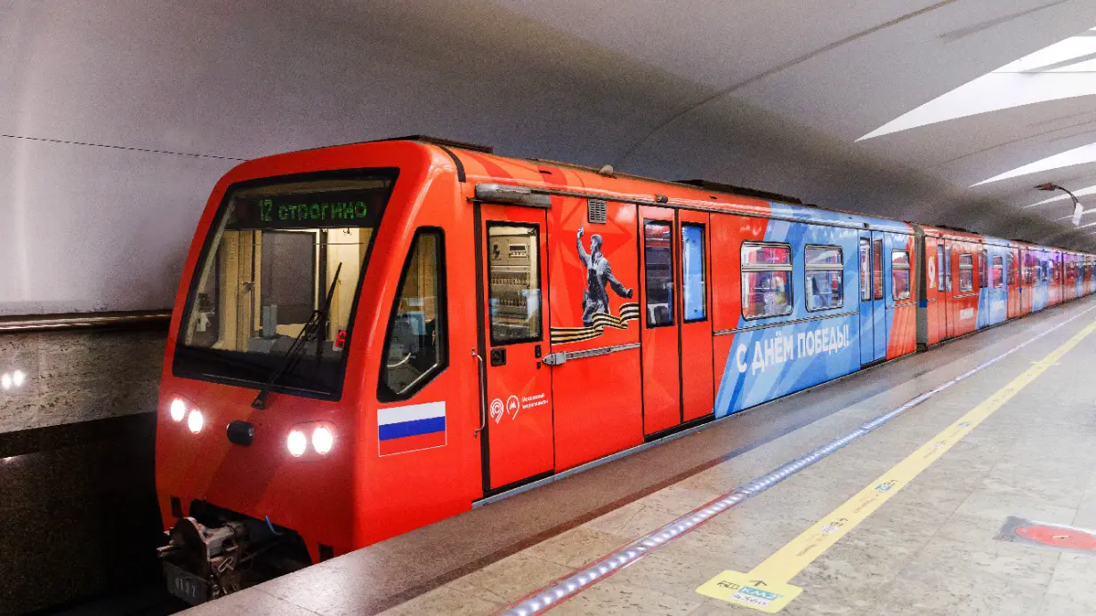 На Арбатско-Покровскую линию метро вышел праздничный тематический поезд ко Дню Победы 