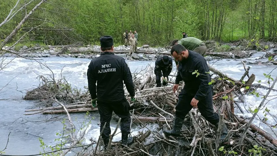 Спасатели разыскивают женщину, упавшую в реку Большая Лиахви в Южной Осетии