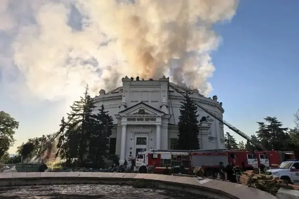 В ночь на 10 июня украинский БПЛА самолетного типа нанес целенаправленный удар по зданию музея-панорамы «Оборона Севастополя 1854–1855 годов», которое является объектом культурного наследия и одним из символов города-героя. При атаке никто не пострадал, но историческая панорама оказалась практически уничтожена