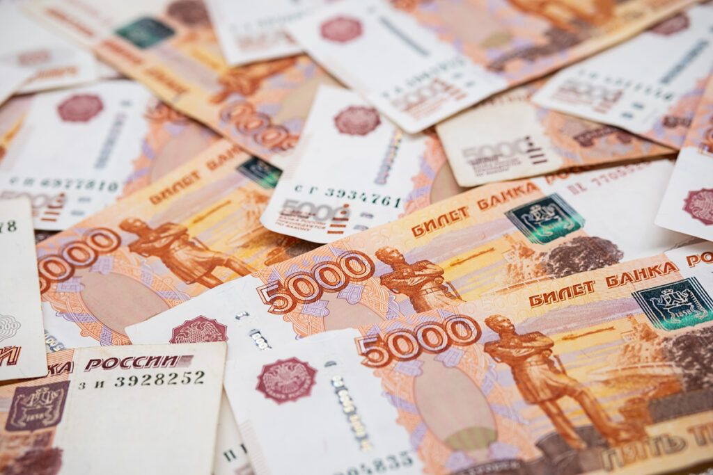 Стопка российских банкнот номиналом пять тысяч рублей
