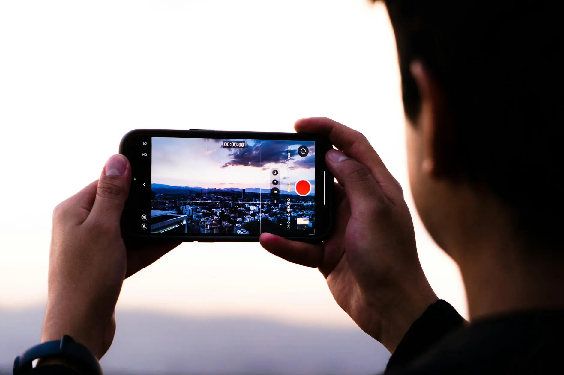 Человек держит смартфон вертикально и смотрит короткое видео в ленте соцсети, на экране абстрактная карточка товара без логотипов, мягкий домашний фон