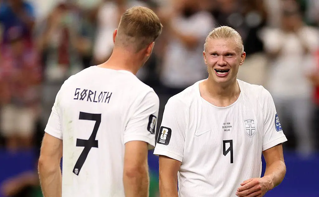 Александер Сёрлот и Эрлинг Холанд<br />  ( Lars Baron / Getty Images)