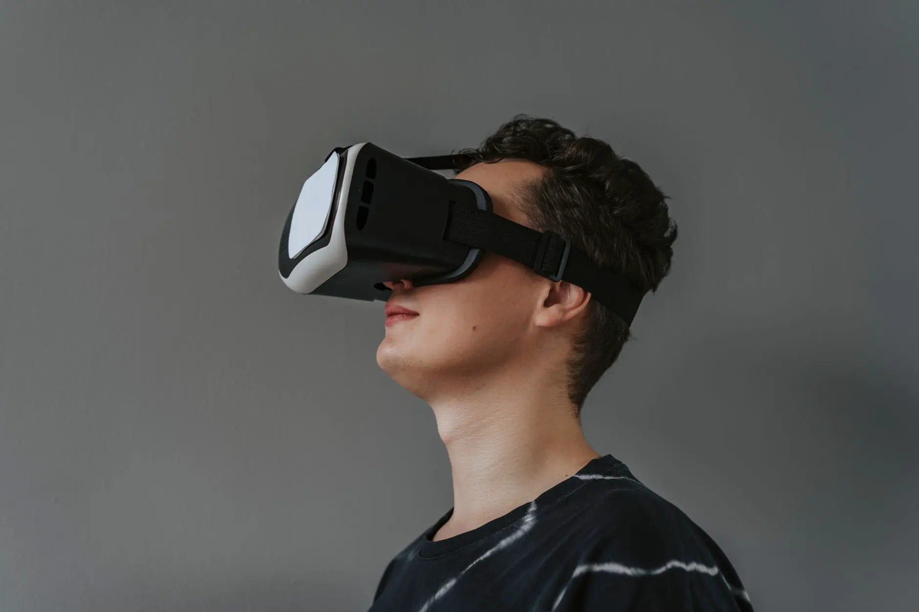 Человек в окружении экранов, VR-интерфейса и игровых элементов