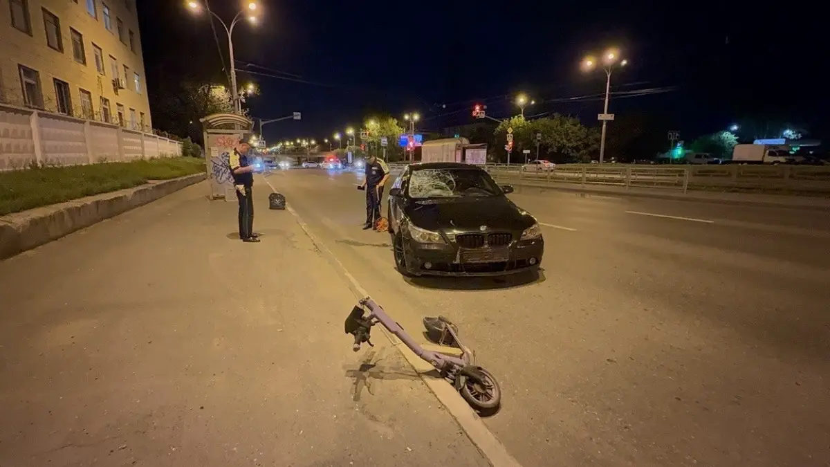 Подросток на электросамокате врезался в BMW и попал в реанимацию в Екатеринбурге