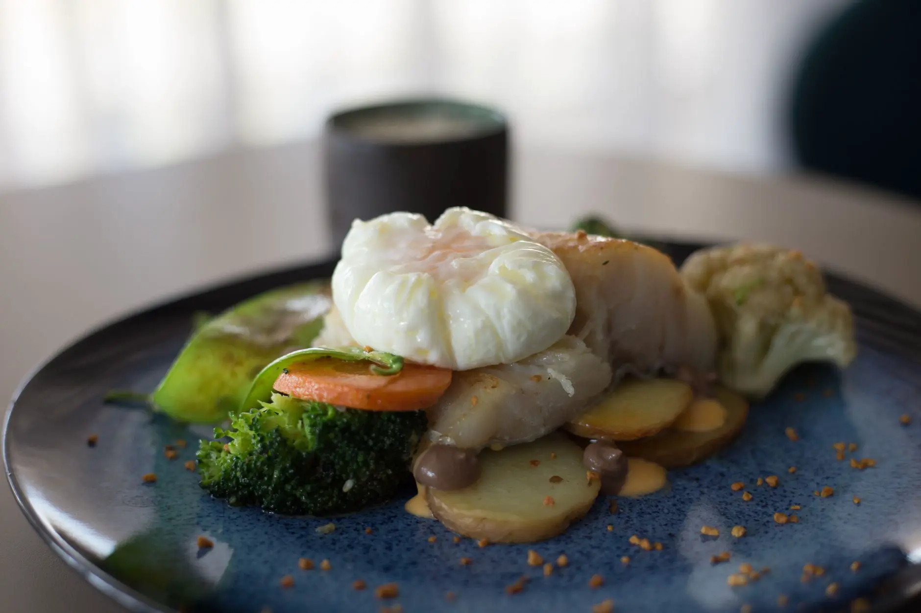 Сбалансированная тарелка с белком, крупой, овощами и орехами