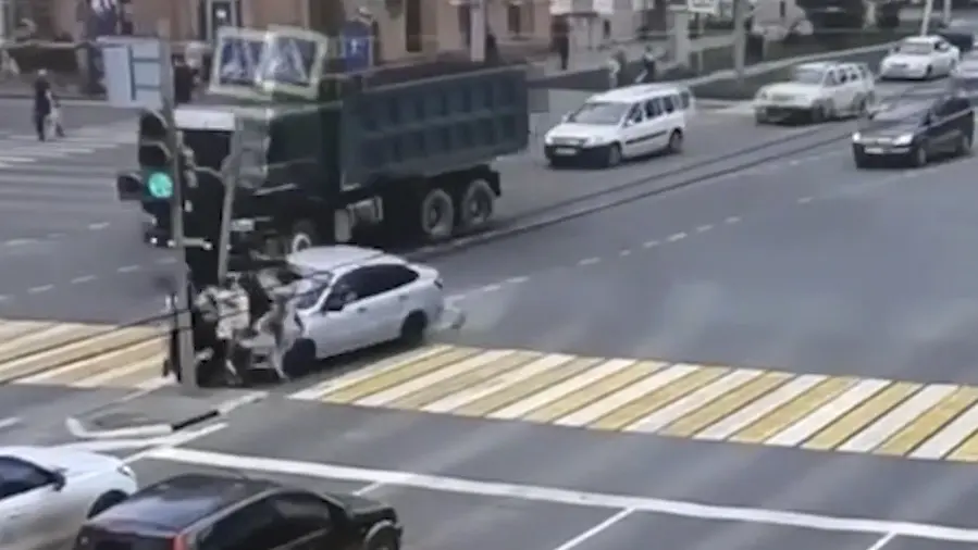 Появились кадры наезда автомобиля на толпу людей в Омске