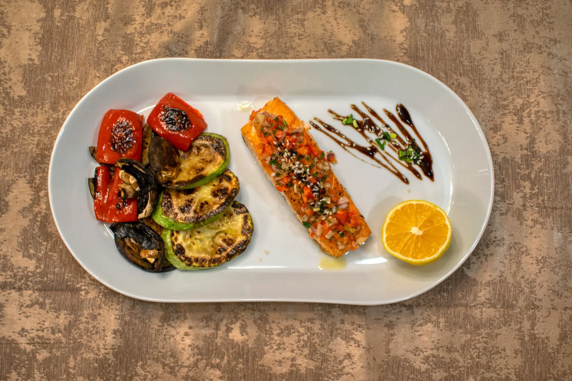 Тарелка здорового питания с овощами, белком и крупой